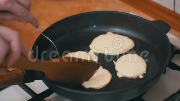 在家庭厨房里用煎锅做煎饼饼饼视频的预览图