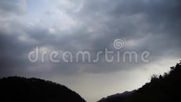 山的全景天空中的阿尔托丘云视频的预览图