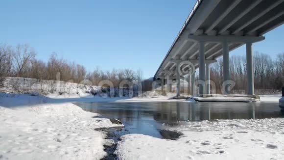 冬天的河桥下有开阔的水面视频的预览图