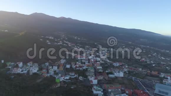 西班牙加那利群岛特内里费山区日落时的格拉纳迪利亚小镇的鸟瞰图视频的预览图