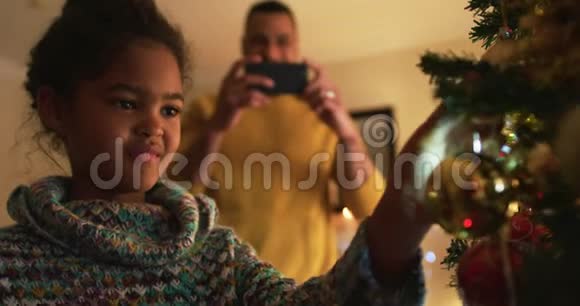 家人在家过圣诞节视频的预览图