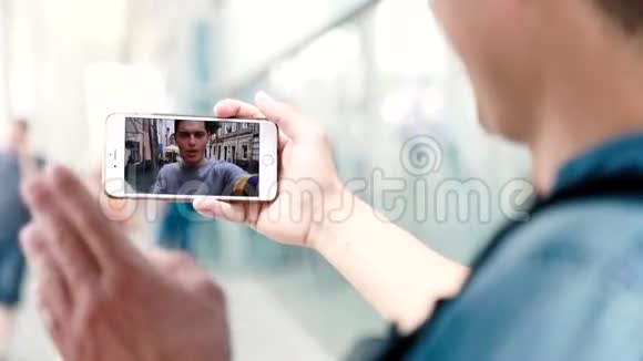 视频通话视频聊天手机屏幕特写视频的预览图