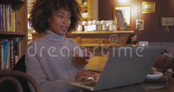 手提电脑里有茶的女人视频的预览图