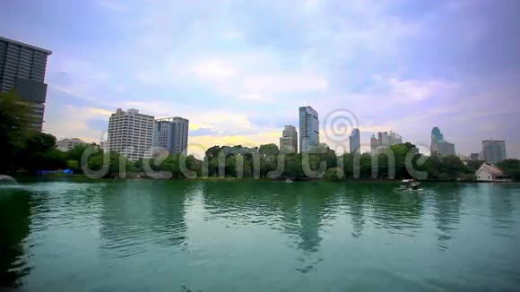 公园中的蛇形湖的城市景观视频的预览图