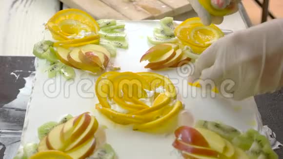 蛋糕装饰与新鲜水果视频的预览图