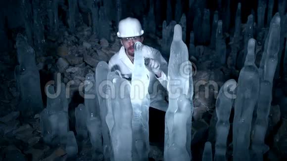 一位科学家研究洞穴中的冰石笋视频的预览图