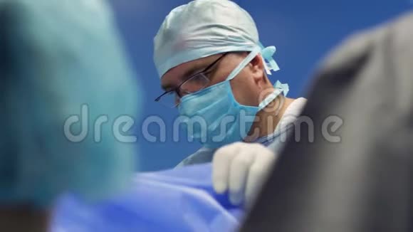 手术的外科医生视频的预览图