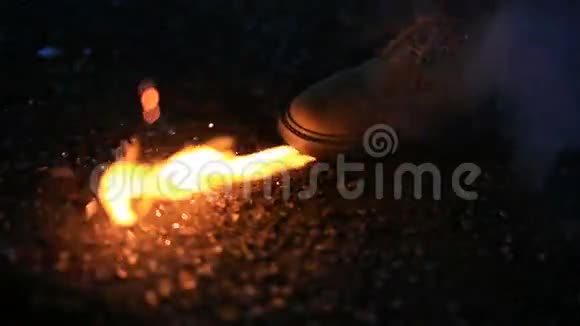 黄色靴子和下面的火视频的预览图