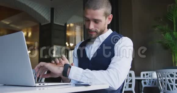 咖啡馆里的年轻职业男人视频的预览图