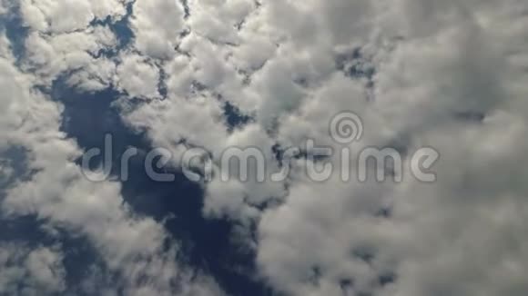 白云对蓝天的移动视频的预览图