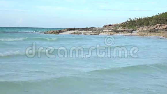 可怕的古巴热带海滩在那里度过加勒比度假视频的预览图