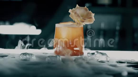 酒吧里有冰的鸡尾酒视频的预览图