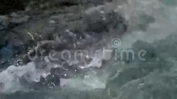 水流分流的水流特写镜头视频的预览图