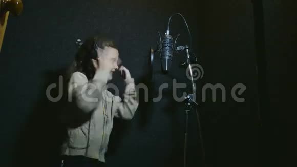 少女耳机唱成音频麦克风专业录音室音乐视频的预览图