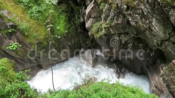 在Zillertal地区的Gerlostal山谷沿着格洛斯河徒步旅行高牛顿山脉视频的预览图