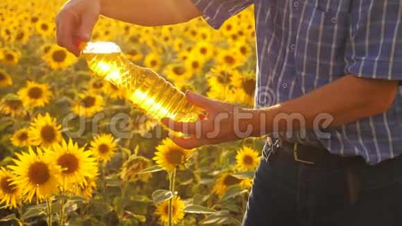 老人特写阳光农夫葵花油概念农业农夫手里拿着一个塑料瓶视频的预览图