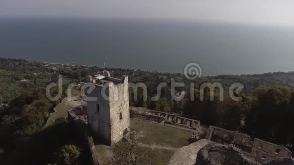 阳光明媚的夏日美丽的阿那科比亚堡垒和黑海景观视频的预览图
