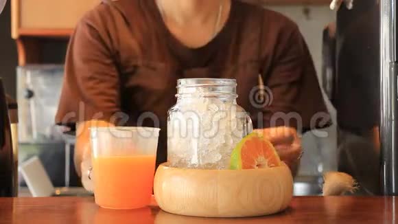 混合新鲜金银花橙汁供食用视频的预览图