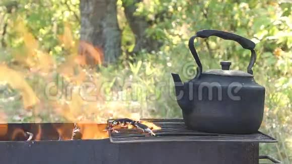 篝火上的黑老熏茶壶视频的预览图
