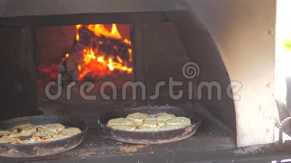 烤箱里烤的小比萨饼着火了慢动作视频生活方式厨师在明火上准备糕点视频的预览图