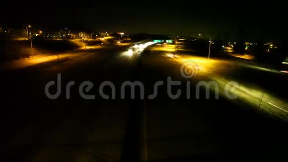 夜间在高速公路上的轻型街道交通视频的预览图
