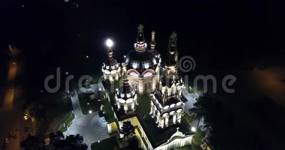 明亮的教堂有金色的圆顶和十字架夜泊中的流光一段录音视频的预览图