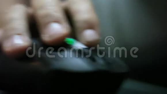 男人的手指点击鼠标高清1920x1080视频的预览图