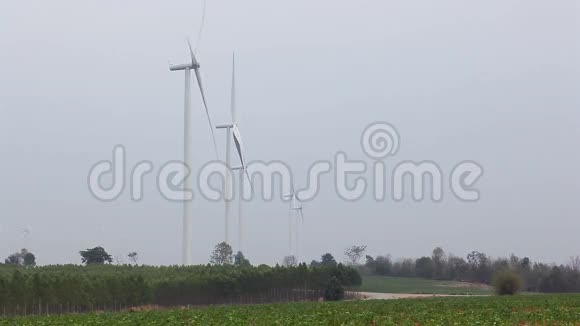 绿色能源概念风力涡轮机在阴天与灰尘环境中使用视频的预览图