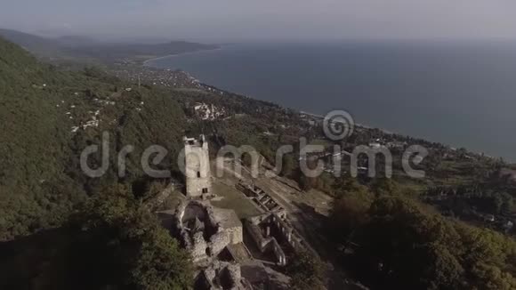 在阳光明媚的夏日Drone展示了令人惊叹的Anacopia堡垒和黑海视频的预览图
