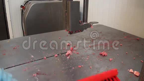 清洗切肉机肉红刷视频的预览图