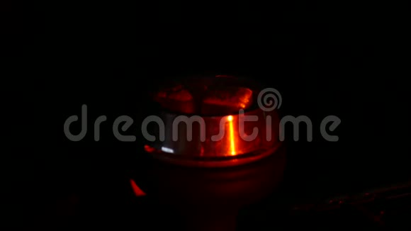 在黑暗的特写镜头中热煤在钩子碗里黑色背景视频的预览图