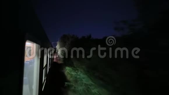 晚上火车旅行视频的预览图