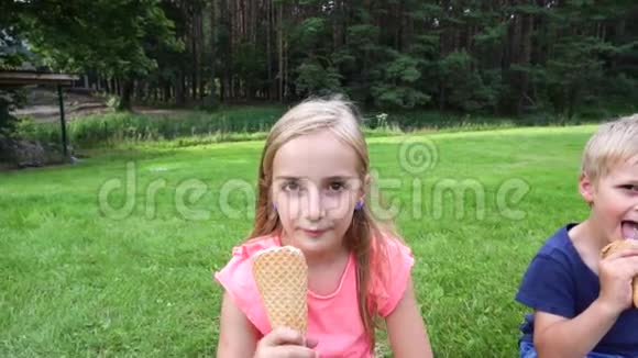 孩子们在户外吃冰淇淋视频的预览图