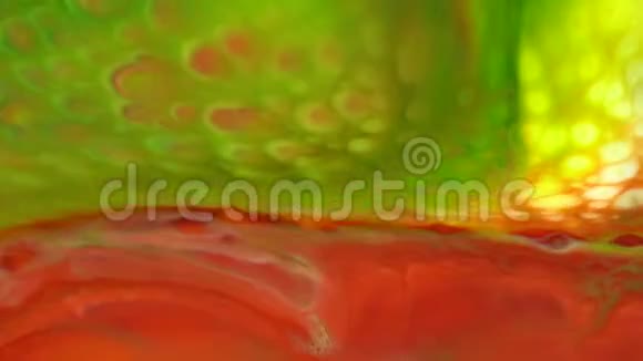 红色的绿色溪流抽象的食物颜色墨水移动或流动的背景视频的预览图