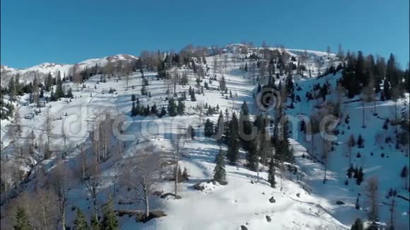 高山气候胜地的空中射击视频的预览图