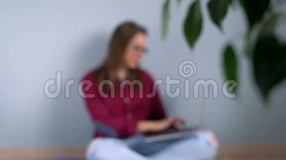 一个漂亮的女孩在家里坐在地板上视频的预览图