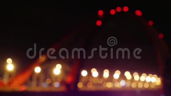 现代美丽的桥的夜晚城的焦点模糊了1920x1080视频的预览图