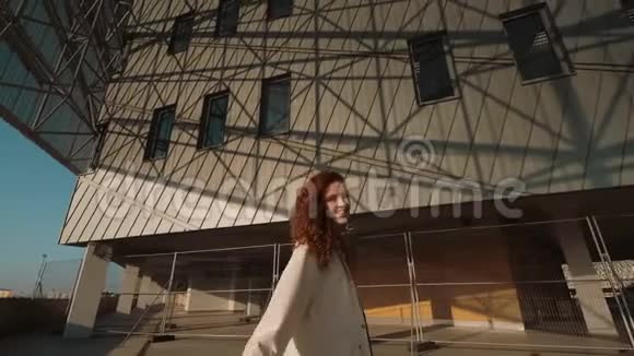 年轻的红头发女孩城市时尚理念视频的预览图