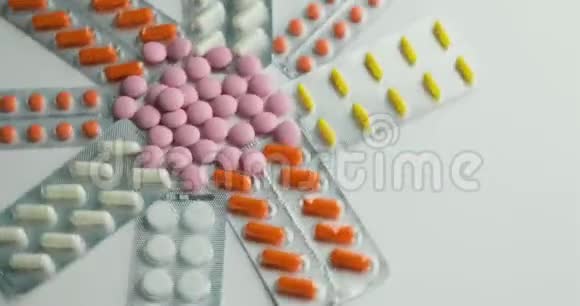 关闭许多不同的纺丝药丸和药物药物药丸和药片与水泡包转关门视频的预览图