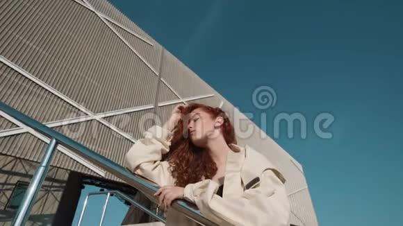 年轻的红头发女孩城市时尚理念视频的预览图