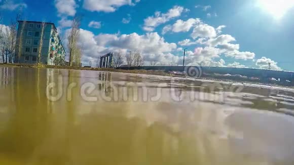 城市景观俄罗斯春天的泥坑晴天五视频的预览图