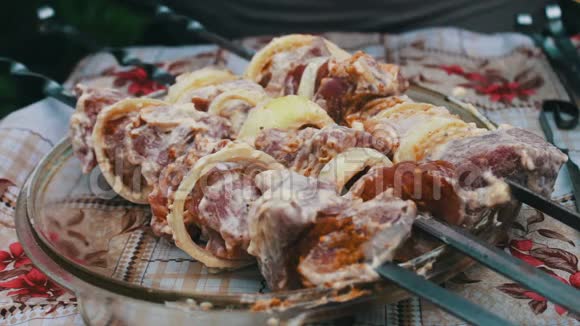 美味开胃的新鲜肉块串在烤肉串上准备烧烤视频的预览图