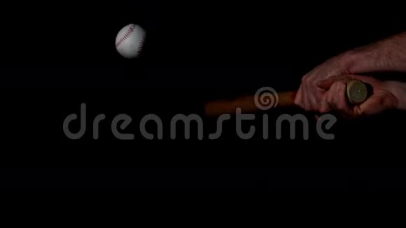男人用黑色背景球棒打棒球视频的预览图