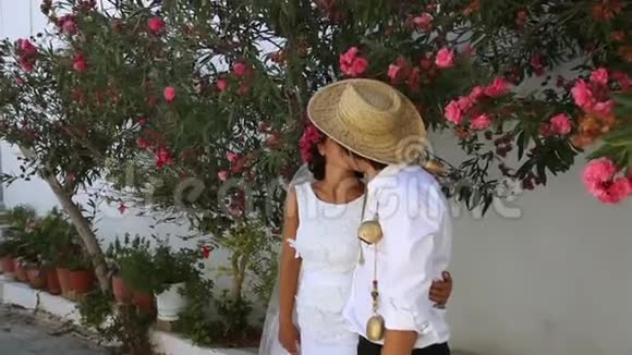 美丽的新婚夫妇在街上接吻视频的预览图
