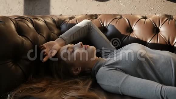 女孩躺在沙发上视频的预览图