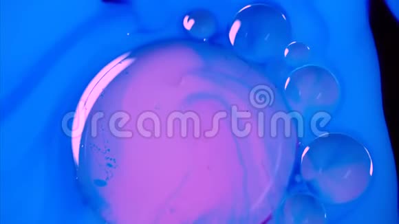 混合蓝色和粉红色油漆黄油和牛奶视频的预览图