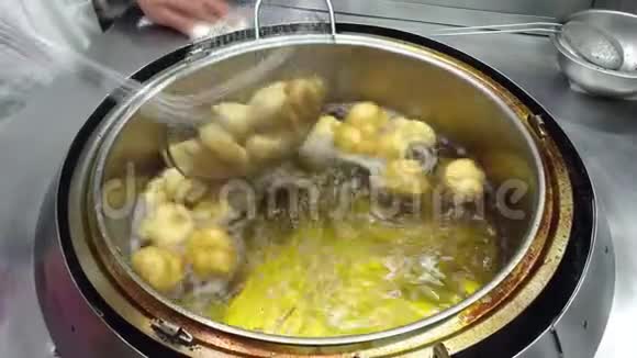 奈波利坦油炸玉米饼视频的预览图