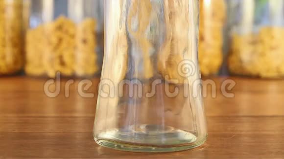 橄榄油串入玻璃罐视频的预览图