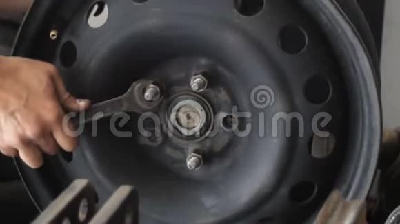 汽车修理服务站汽车修理车轮视频的预览图