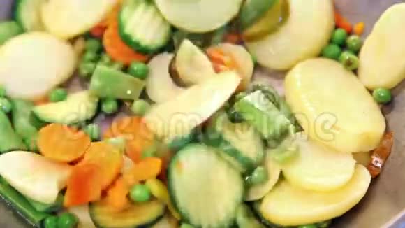 用铲子搅拌蔬菜混合物视频的预览图